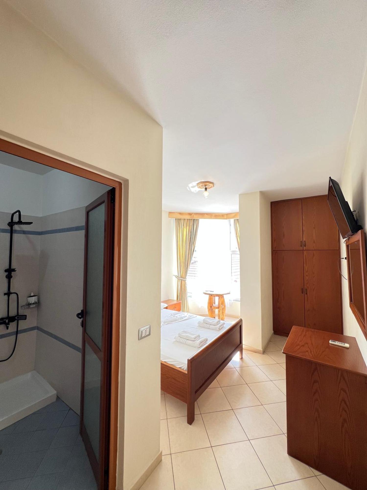 Hotel Veli Sarandë Buitenkant foto